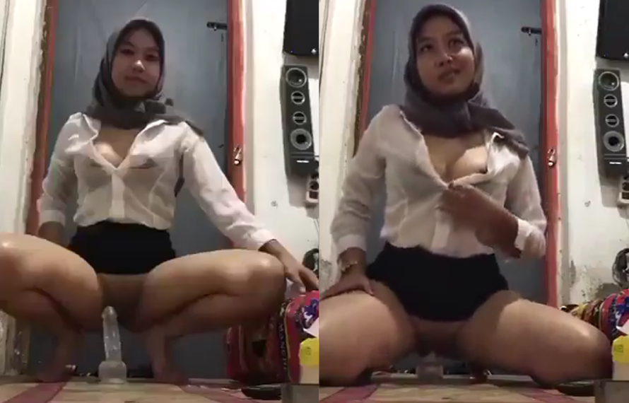 Muslim teen plays with dildo secretly