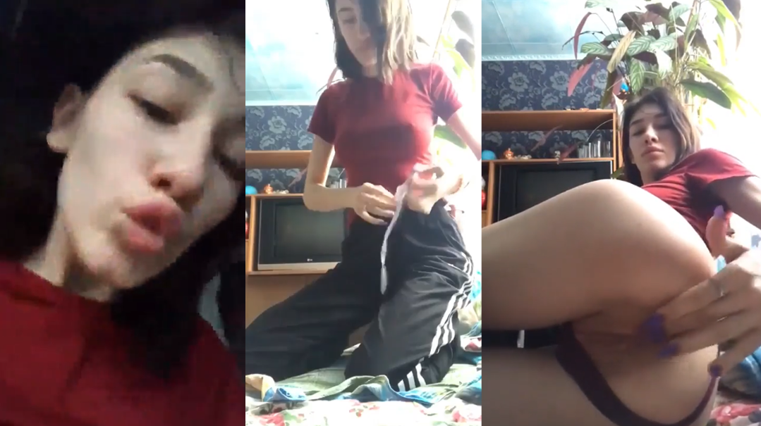 19yo girl having fun alone in the living room